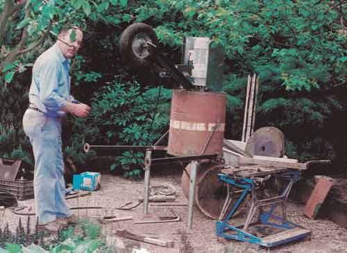 Hans Saris werkt aan het prototype